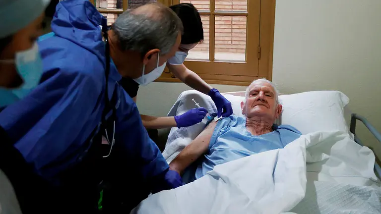 Sanitarios del sistema público de salud han administrado este jueves la segunda dosis de la vacuna a los internos del retiro sacerdotal del Buen Pastor, en Pamplona. En concreto, este jueves se ha administrado la segunda vacuna a 13 sacerdotes y 4 religiosas del centro. Faltaría por vacunar un sacerdote al que hoy no se le ha administrado la segunda dosis por motivos de salud. EFE/ Jesús Diges