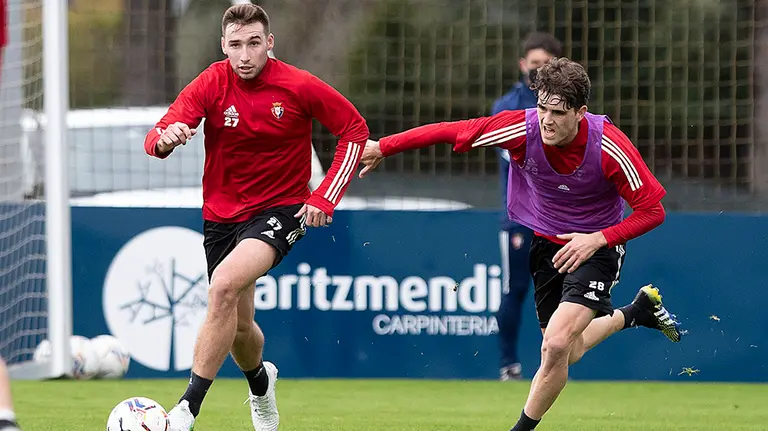 Los jugadores rojillos Jon Moncayola y Javi Martínez en Tajonar. CA Osasuna.