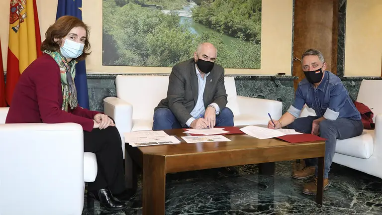 El consejero de Ordenación del Territorio, Vivienda, Paisaje y Proyectos Estratégicos, Jose María Aierdi, junto al alcalde de Uharte-Arakil, Txomin Uharte, y la directora general de Ordenación del Territorio, Izaskun Abril. GOBIERNO DE NAVARRA