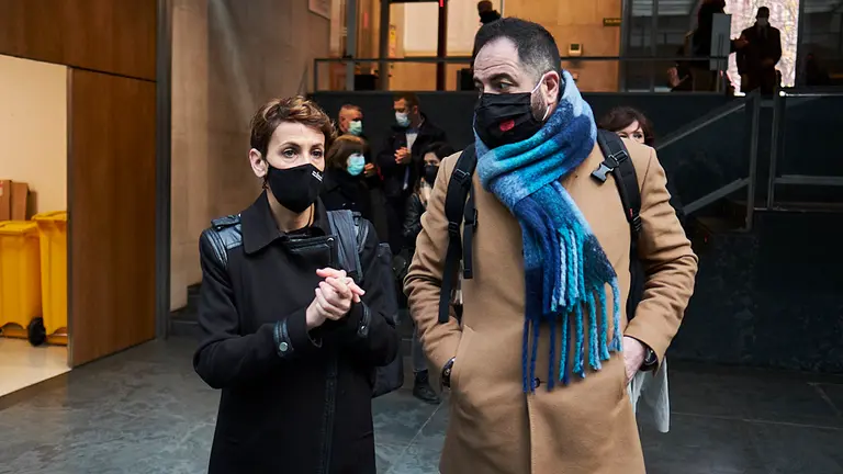 María Chivite junto a Ramón Alzórriz, en el Parlamento. PABLO LASAOSA