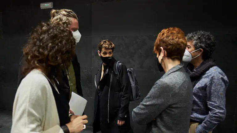 María Chivite, presidenta del Gobierno de Navarra habla con parte del grupo parlamentario de Eh Bildu. PABLO LASAOSA