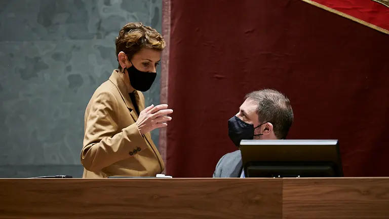 María Chivite habla con Unai Hualde minutos antes de comenzar el pleno. PABLO LASAOSA