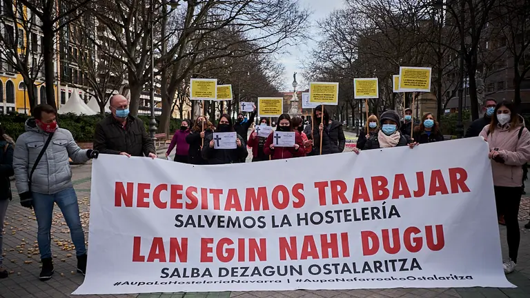 Rueda de prensa de Anapeh en la que presenta un mosaico de 100x12 metros, elaborado con 24.000 corchos de colores, para representar el sector hostelero. PABLO LASAOSA
