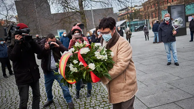 Representantes de ANVITE, Fundación Tomás Caballero, Vecinos de Paz de Berriozar, Sociedad Civil Navarra, Recuperar Navarra, Doble 12, Libertad Ya, Asociación Cultural Pompaelo y Asociación por la Tolerancia, realizan una ofrenda floral para conmemorar el 'Día en memoria de los desplazados forzosos por ETA y de todas sus víctimas de crímenes contra la humanidad'. PABLO LASAOSA