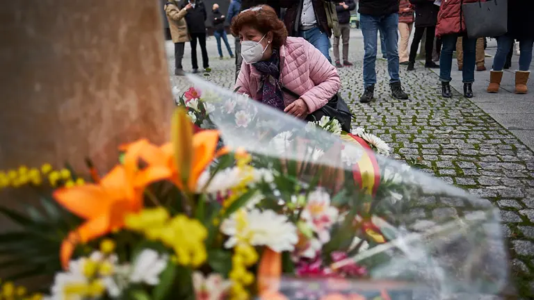 Representantes de ANVITE, Fundación Tomás Caballero, Vecinos de Paz de Berriozar, Sociedad Civil Navarra, Recuperar Navarra, Doble 12, Libertad Ya, Asociación Cultural Pompaelo y Asociación por la Tolerancia, realizan una ofrenda floral para conmemorar el 'Día en memoria de los desplazados forzosos por ETA y de todas sus víctimas de crímenes contra la humanidad'. PABLO LASAOSA