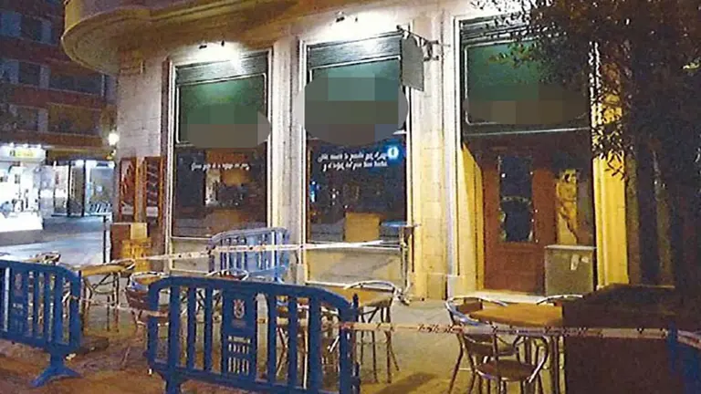 Imagen de un comercio dañado tras un alunizaje realizado por el investigado en Pamplona. POLICÍA FORAL