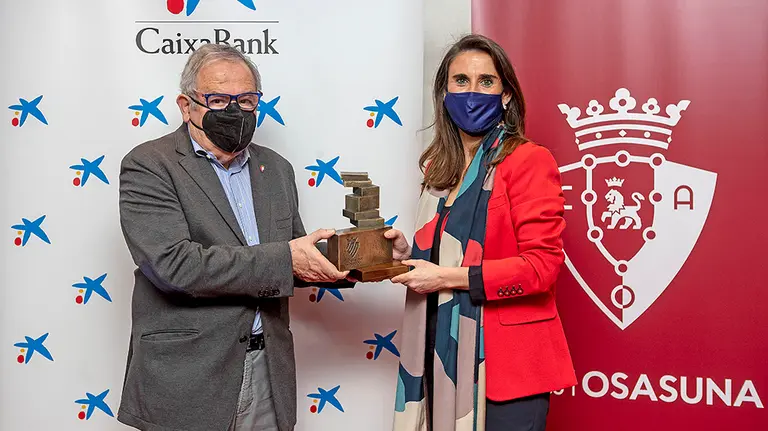 Luis Sabalza e Isabel Moreno colaboran para que el club rojillo y Caixabank sigan unidos. CA Osasuna.