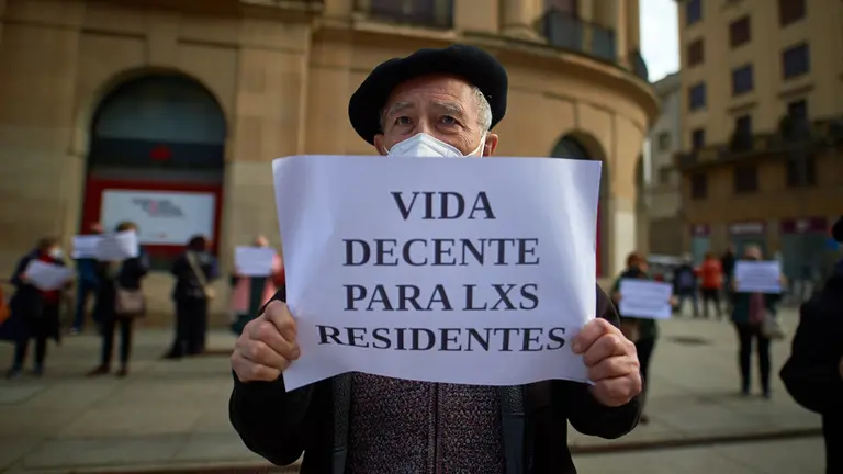 Concentración de la asociación navarra de familiares de usuarios de residencias para mayores, Zainduz, para protestar por la continuidad de las restricciones en las visitas "a pesar de que los residentes ya están vacunados". MIGUEL OSÉS