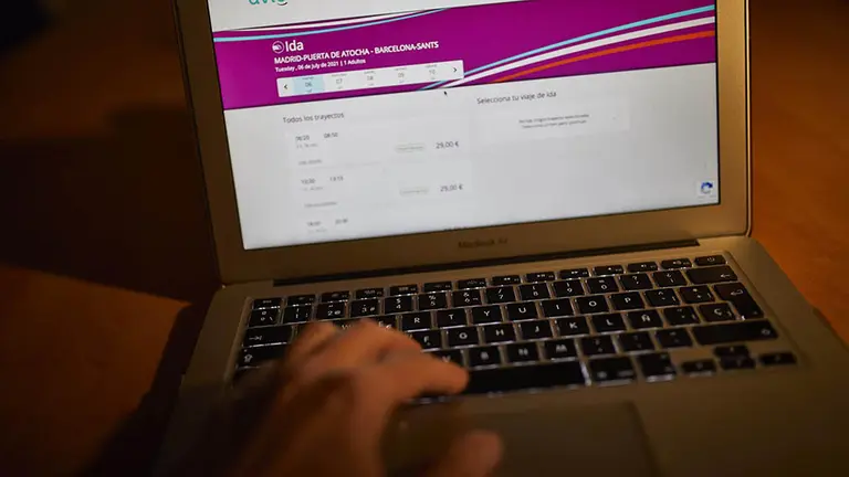Selección de un viaje en la web de Renfe. JESÚS HELLÍN/EP