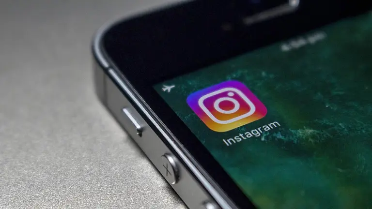 Una teléfono móvil con el icono de Instagram. ARCHIVO