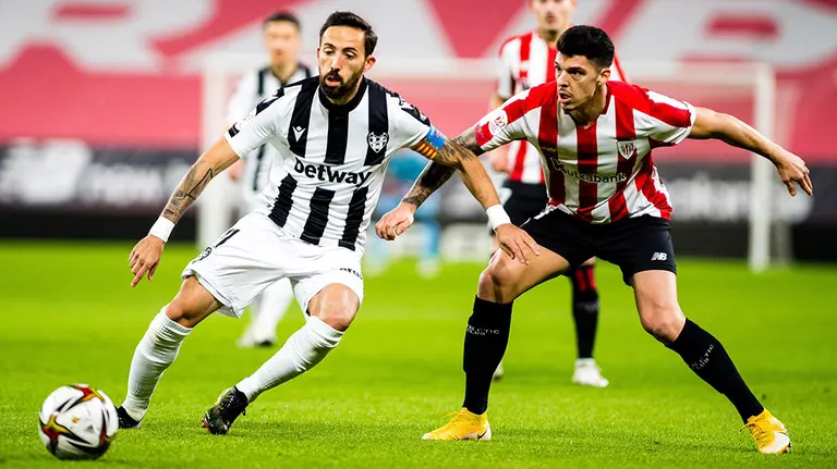Morales y Capa en busca del balón durante el partido de Copa del Rey. @LevanteUD