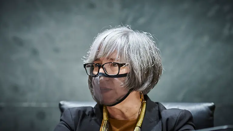 Una representante de la Asociación Eunate exponga la problemática generada por el uso de mascarillas semitransparentes. PABLO LASAOSA