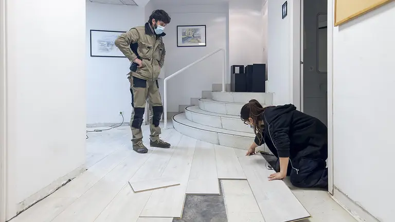 Alumnado de la Escuela Taller de Carpintería del Ayuntamiento de Pamplona renueva los suelos del centro San Juan Bosco. AYUNTAMIENTO DE PAMPLONA