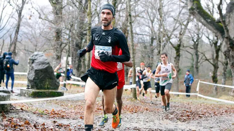 Un grupo de atletas en un campeonato de cross. @atletismoFNAF