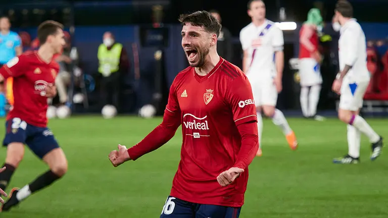 Jonathan Calleri celebra un gol de Osasuna ante el Deportivo Alavés en Pamplona. Europa Press.
