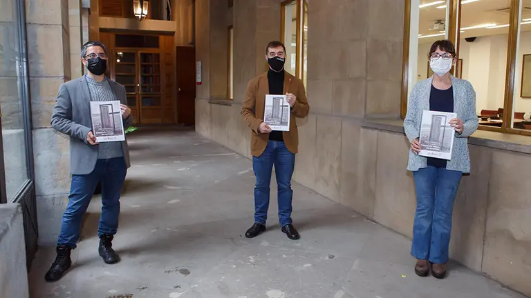 El consejero de Políticas Migratorias y Justicia, Eduardo Santos (c), acompañado por Jorge Ollero, de la Federación Enlace; y Sara Chivite, jefa del Servicio de Área de Atención Comunitaria y Centros de Salud Mental del SNS. GOBIERNO DE NAVARRA