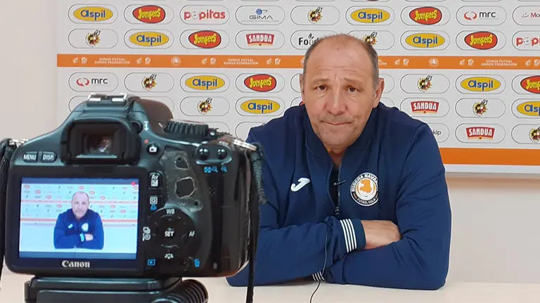 El entrenador alicantino José Lucas Mena en rueda de prensa. Cedida.