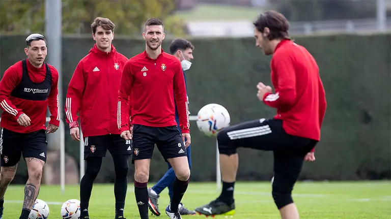 Chimy Ávila, Javi Martínez y Oier en un entrenamiento en Tajonar. CA Osasuna.