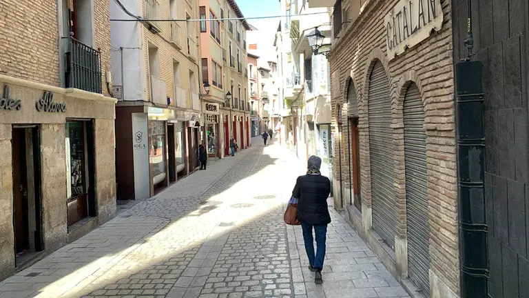 Una mujer pasea por las calles de la parte vieja de Tudela durante la pandemia del coronavirus. ARCHIVO