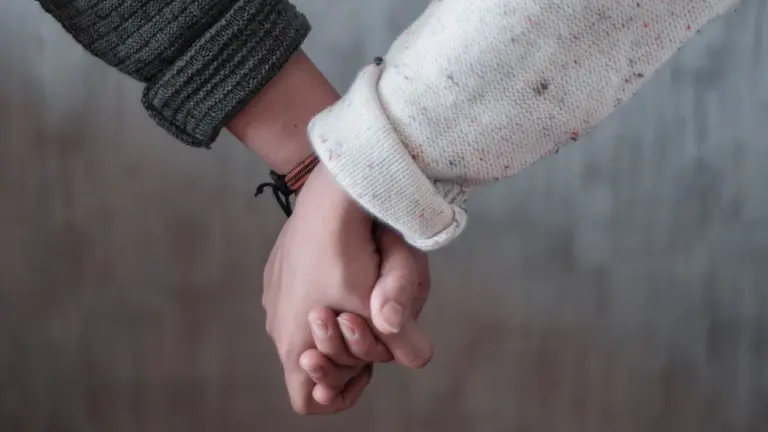 Dos personas dándose la mano. ARCHIVO