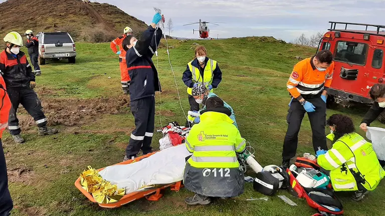 Evacuado en helicóptero un trabajador herido al caerle un árbol. BOMBEROS DE NAVARRA