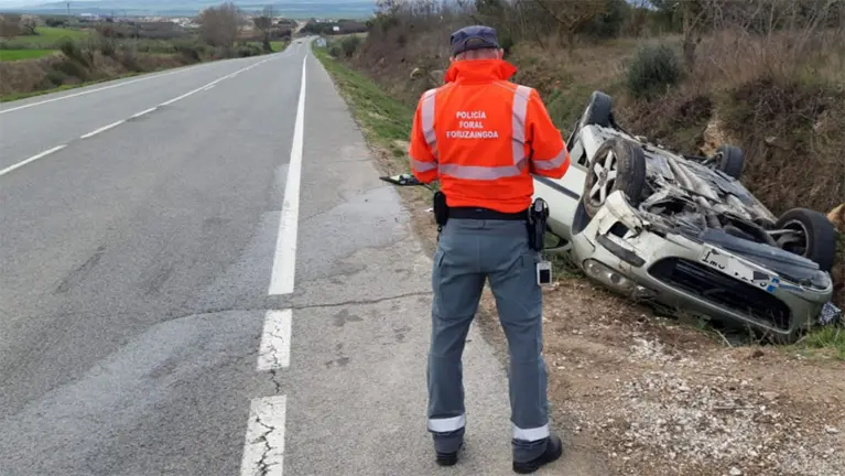 Imagen del vehículo tras e accidente. POLICÍA FORAL