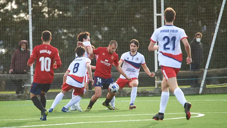 Partido entre Osasuna Promesas y Mutilvera jugado en las intalaciones de Tajonar. MIGUEL OSÉS
