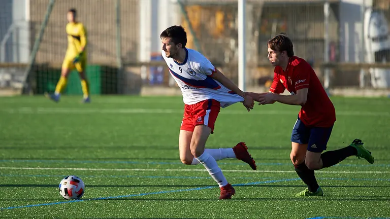 Partido entre Osasuna Promesas y Mutilvera jugado en las intalaciones de Tajonar. MIGUEL OSÉS