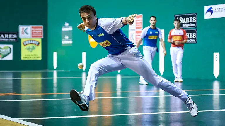 Jaka y Martija se enfrentan Peña-Albisu en el Labrit de Pamplona. PABLO LASAOSA