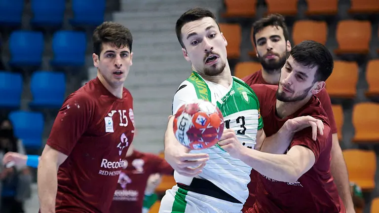 Aitor García en el partido entre Anaitasuna y Valladolid en Pamplona. PABLO LASAOSA