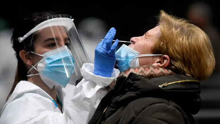 Una mujer se somete a un test de antígenos durante un cribado de casos covid-19. EFE/Pablo Martín/Archivo