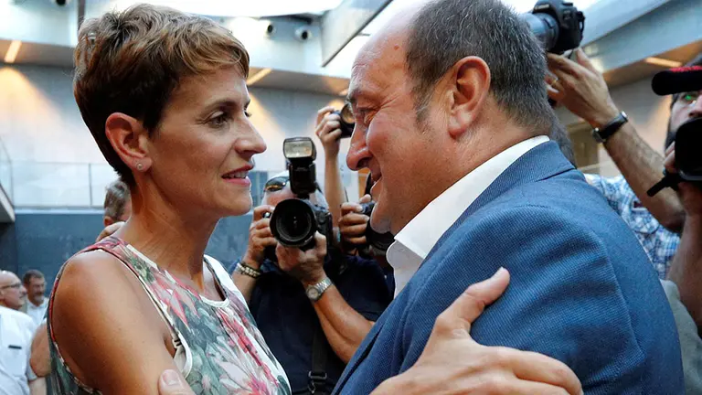 La secretaria general del PSN-PSOE, María Chivite, recibe la felicitación del presidente del PNV, Andoni Ortuzar tras ser elegida este viernes por el Parlamento de Navarra presidenta del Gobierno Foral con los votos de su partido, de Geroa Bai, Podemos e Izquierda Ezkerra, la abstención de parte de EH Bildu y el rechazo de Navarra Suma. EEE/Villar López
