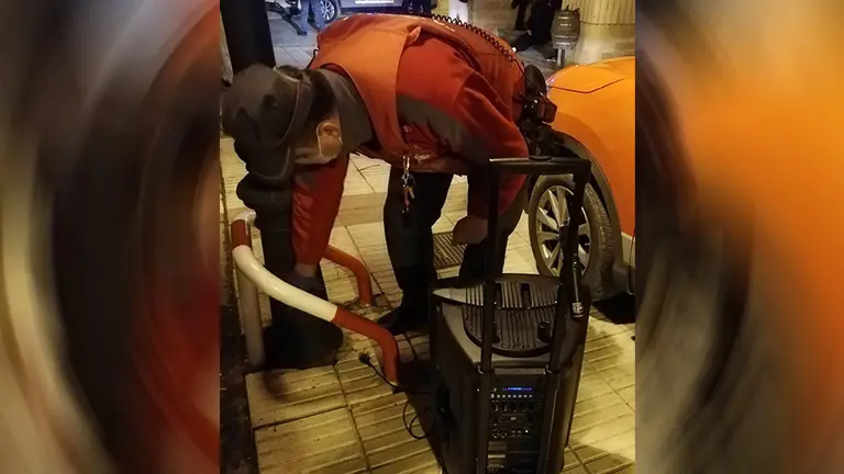 Bafle intervenido en Marcilla por molestar y defraudar fluido eléctrico de una farola.