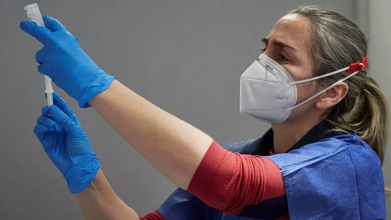 Una trabajadora sanitaria administra vacuna. EDUARDO SANZ/EUROPA PRESS