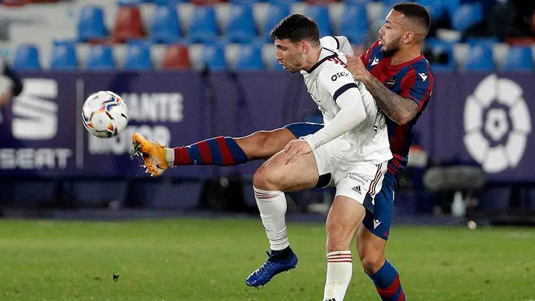 El defensa portugués del Levante UD, Rubén Vezo, y el delantero del CA Osasuna, Jonathan Calleri, luhan por el balón durante el partido correspondiente a la 23ª jornada de Liga disputado esta tarde en el estadio Ciutat de Valencia. EFE/Manuel Bruque