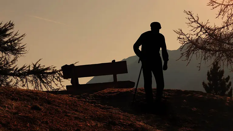 Un hombre pasea por el monte. ARCHIVO