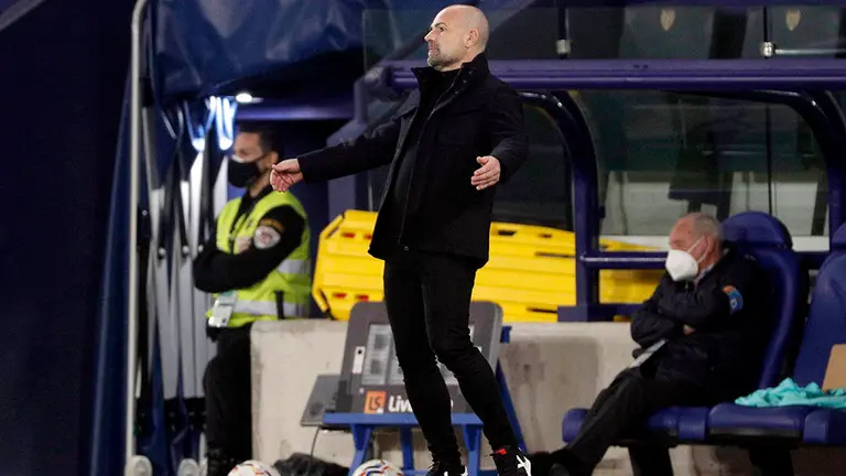 El entrenador del Levante UD, Paco López, durante el partido correspondiente a la 23ª jornada de LaLiga que Levante y Osasuna disputan hoy domingo en el estadio Ciutat de Valencia. EFE/Manuel Bruque