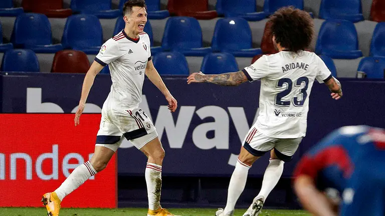 El delantero croata del Osasuna Ante Budimir (i) celebra con su compañero Aridane, su gol ante el Levante, durante el partido correspondiente a la 23ª jornada de LaLiga que Levante y Osasuna disputan hoy domingo en el estadio Ciutat de Valencia. EFE/Manuel Bruque