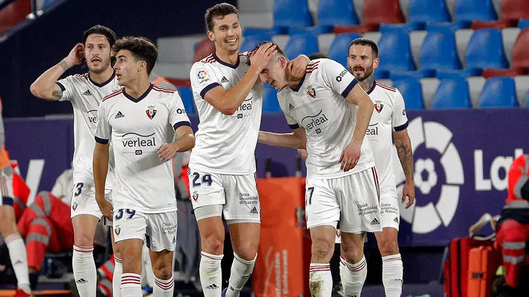 El delantero croata del Osasuna Ante Budimir (d) celebra con sus compañeros su gol ante el Levante, durante el partido correspondiente a la 23ª jornada de LaLiga que Levante y Osasuna juegan en el estadio Ciutat de Valencia. EFE/Manuel Bruque