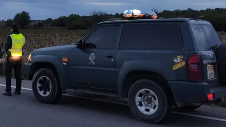 La Guardia Civil de Navarra junto a una carretera. GUARDIA CIVIL