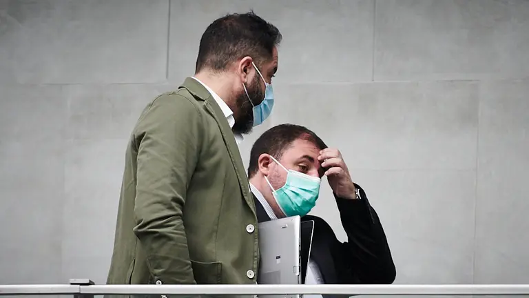 Ramón Alzórriz, del PSN junto a Unai Hualde(d) presidente del Parlamento. PABLO LASAOSA