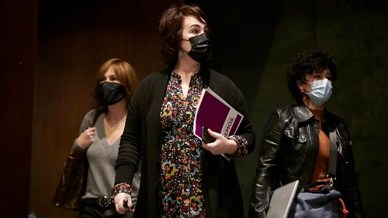 Ainhoa Aznárez(c) de Podemos junto a Inma Jurio(d) del PSN y Uxue Barkos, de Geroa Bai. PABLO LASAOSA