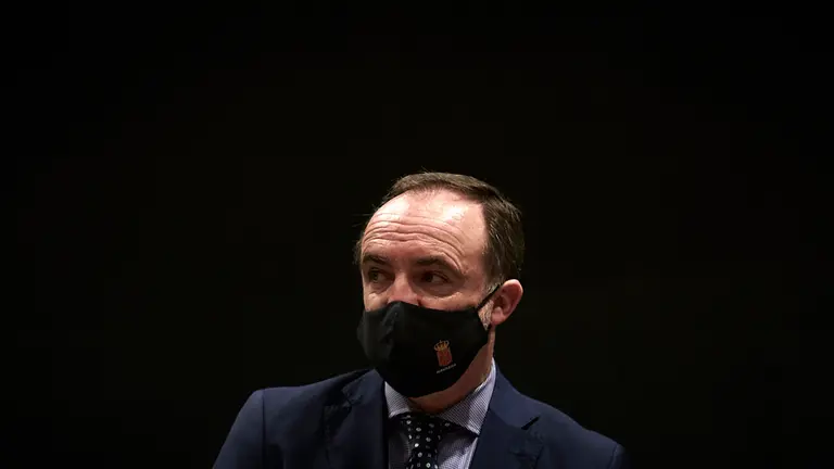 Javier Esparza, de Navarra Suma, minutos antes de comenzar la Mesa y Junta de Portavoces. PABLO LASAOSA