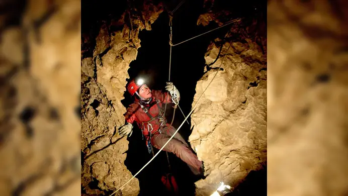 Sergio García-Dils, transportando material de buceo a -1.940 metros, cerca del Pozo del Milenio. (Foto: Denís Provalov).