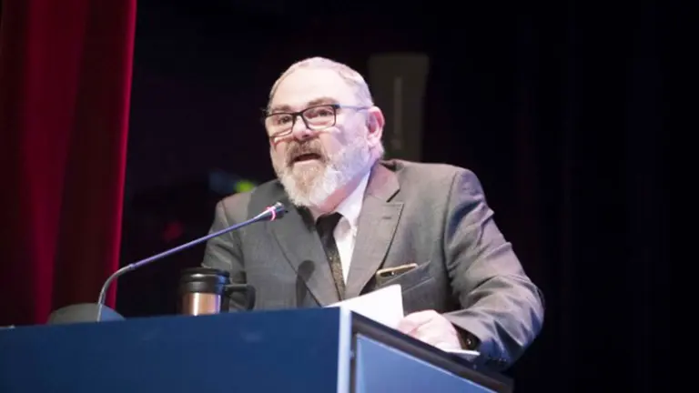 El defensor del socio, Rafael Almandoz, se dirige a los socios compromisarios. CA Osasuna.