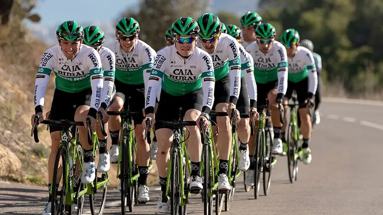 Equipo ciclista navarro del Caja Rural en un entrenamiento en carretera. Cedida.