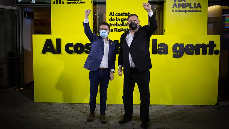 El candidato de ERC a la presidencia de la Generalidad de Cataluña y vicepresidente en funciones, Pere Aragonés (i); junto al líder de ERC y exvicepresidente del Govern, Oriol Junqueras. FOTO David Zorrakino / Europa Press