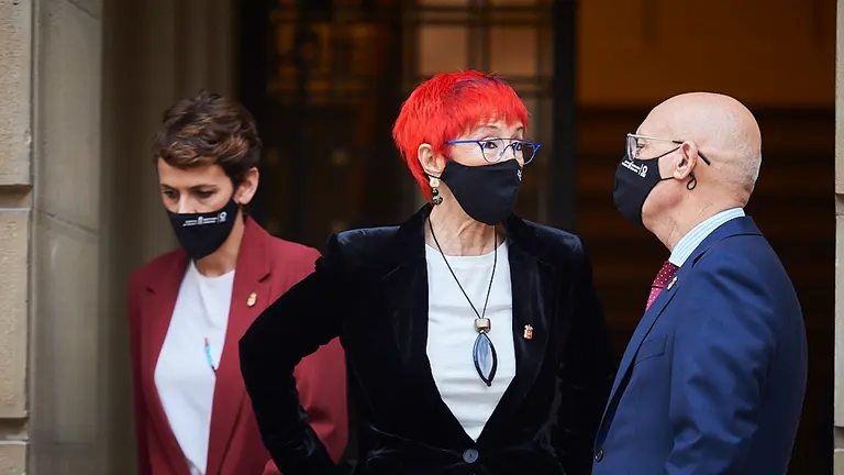 Santos Indurain, consejera de salud habla con el consejero Bernardo Ciriza junto a María Chivite. PABLO LASAOSA