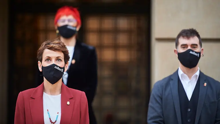 María Chivite, presidenta del Gobierno junto a Santos Indurain consejera de Hacienda y Eduardo Santos. PABLO LASAOSA