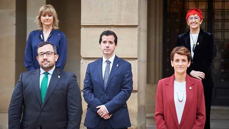 El nuevo consejero de Desarrollo Económico, Mikel Irujo, junto a María Chivite, Javier Remírez, Santos Indurain y Ana Ollo. PABLO LASAOSA